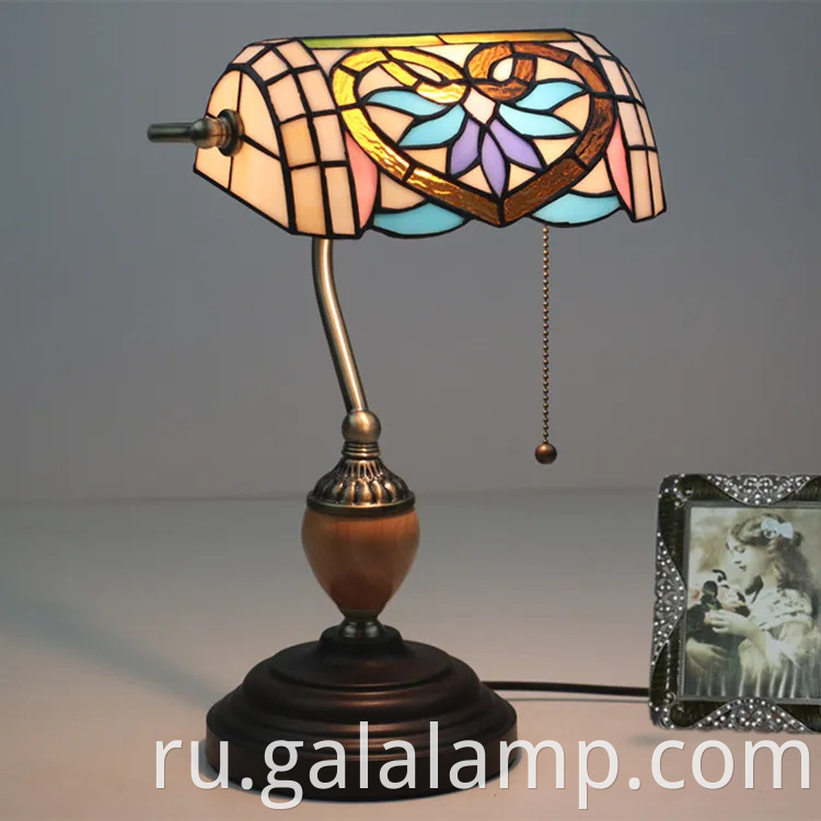 Европейские огни банка, художественные бары и кафе, ностальгические настольные лампы